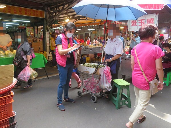 新北市衛生局抽查市售粽子，發現新莊區自強街巷口一處攤商販售的鹼粽檢出硼砂。 圖／新北衛生局提供