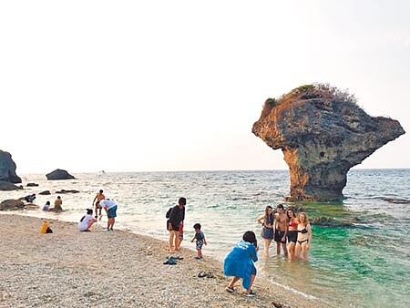 觀光局推出的「安心旅遊國旅補助方案」，針對離島加碼大放送，除每人每日獎助1200元外，每團補助還上限7萬元，不過官方所列的離島名單卻無近年大爆紅的小琉球。（謝佳潾攝） 