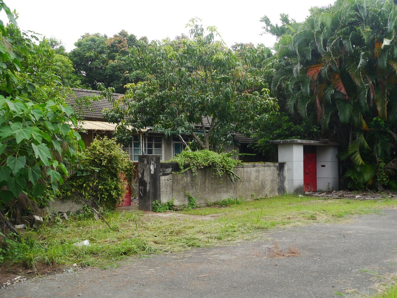 高雄岡山「樂群村」保存早期眷村生活空間，封閉多年建物日漸破舊。記者徐白櫻／攝影