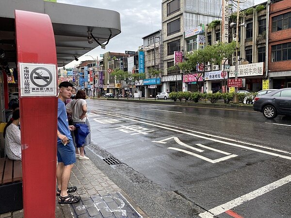 身障者反映時常在桃園內壢車站搭復康巴士遭驅趕,警方科技執法對巴士開罰,讓身障車無法搭車。記者高宇震/翻攝