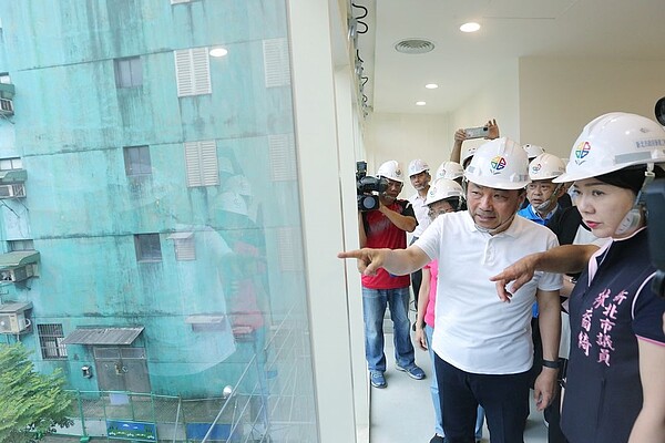 侯友宜市長視察新北市立圖書館瑞芳分館新館新建工程。圖/新北市政府提供