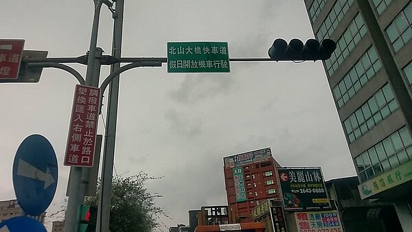 路口增設告示牌以提醒駕駛人。圖／新北市交通局提供