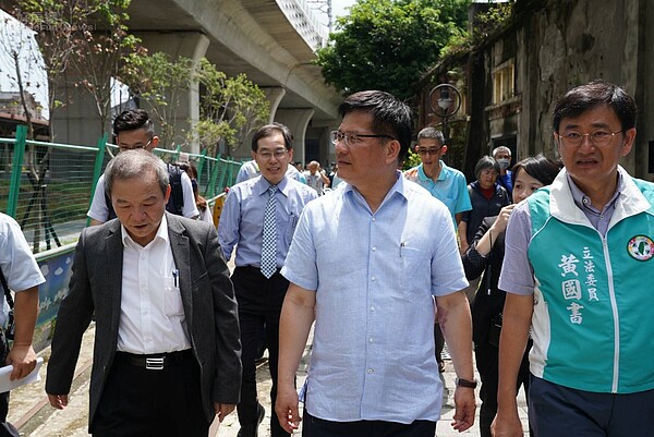 交通部長林佳龍(中),6月10日視察台中鐵道文化園區建設進度。照片台鐵局提供