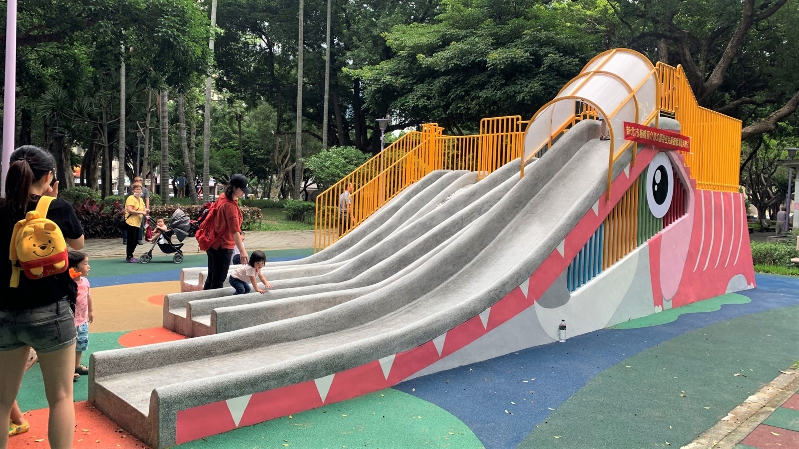 介壽公園以非洲草原親子象為發想主軸融入特色遊具的兒童遊戲場。圖／板橋區公所提供