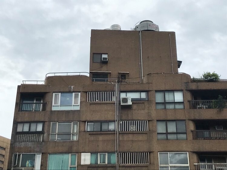 頂樓不吵全靠運氣?苦主遇「2大噪音」崩潰了...大嘆:考慮5年後轉售 專家表示,頂樓漏水是因為施工失誤與技法不純熟造成的,所以買房前,營造廠的品質是最大考量重點。示意圖/好房網news記者呂詠柔攝