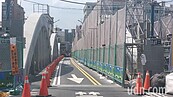 新北三峽拱橋防塵網沒接好石塊噴出傷路人　公所急改善