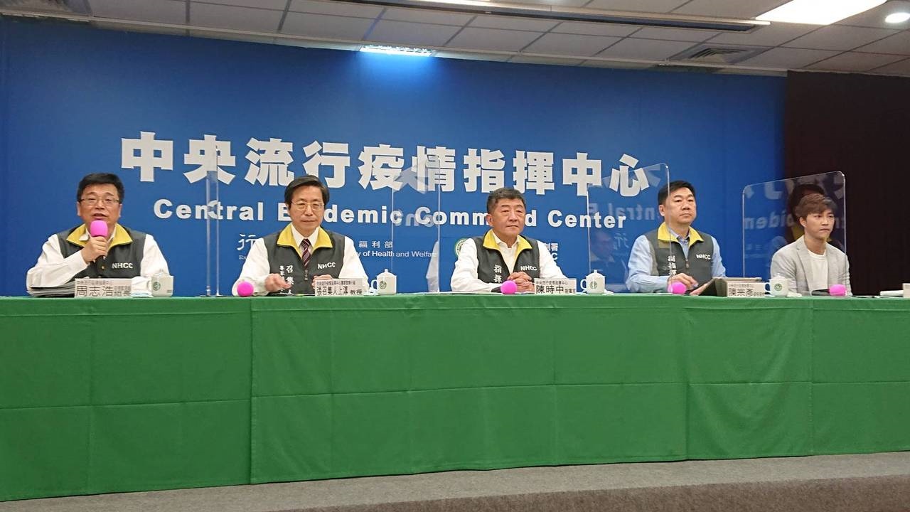 陳時中（左三）於流行疫情指揮中心記者會上回應健保醫材議題。記者陳婕翎／攝影