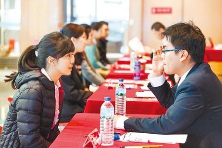 據勞動部統計,今年4月求供倍比僅有1.14,創101年以來統計新低,而最近統計也指出,第三季人力需求創99年以來新低。圖為往年鼎泰豐面試情形。(鄧博仁攝)