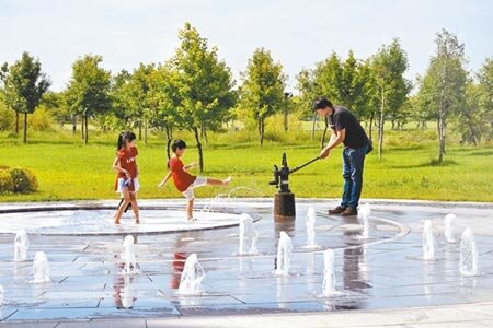 故宮南院改造戶外空間,建置孩童最愛的沙坑、戲水區、溜滑梯等遊憩空間,讓南院成為親子遊熱門首選。(呂妍庭攝)