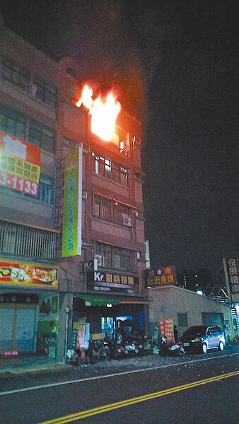 高雄市左營區重和路一棟民宅5樓房間10日凌晨竄出熊熊大火,火勢於20分後撲滅,起火原因正由警消調查中。(警方提供)