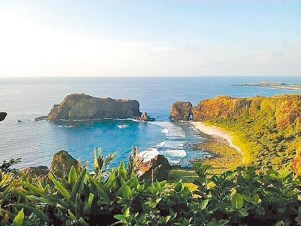 隨著國內解封,出遊、返鄉人潮湧現,月底端午連假,海陸運已一票難求。圖為綠島。(楊漢聲攝)