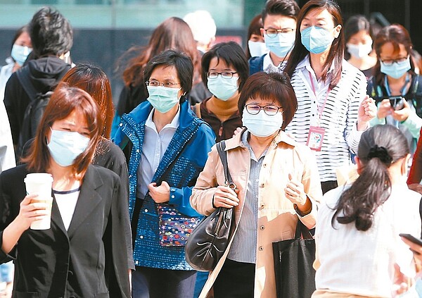 4月全體受僱員工經常性薪資為42,132元，年增0.91％，為近七年來最低增幅。上班族示意圖。 報系資料照／記者侯永全攝影