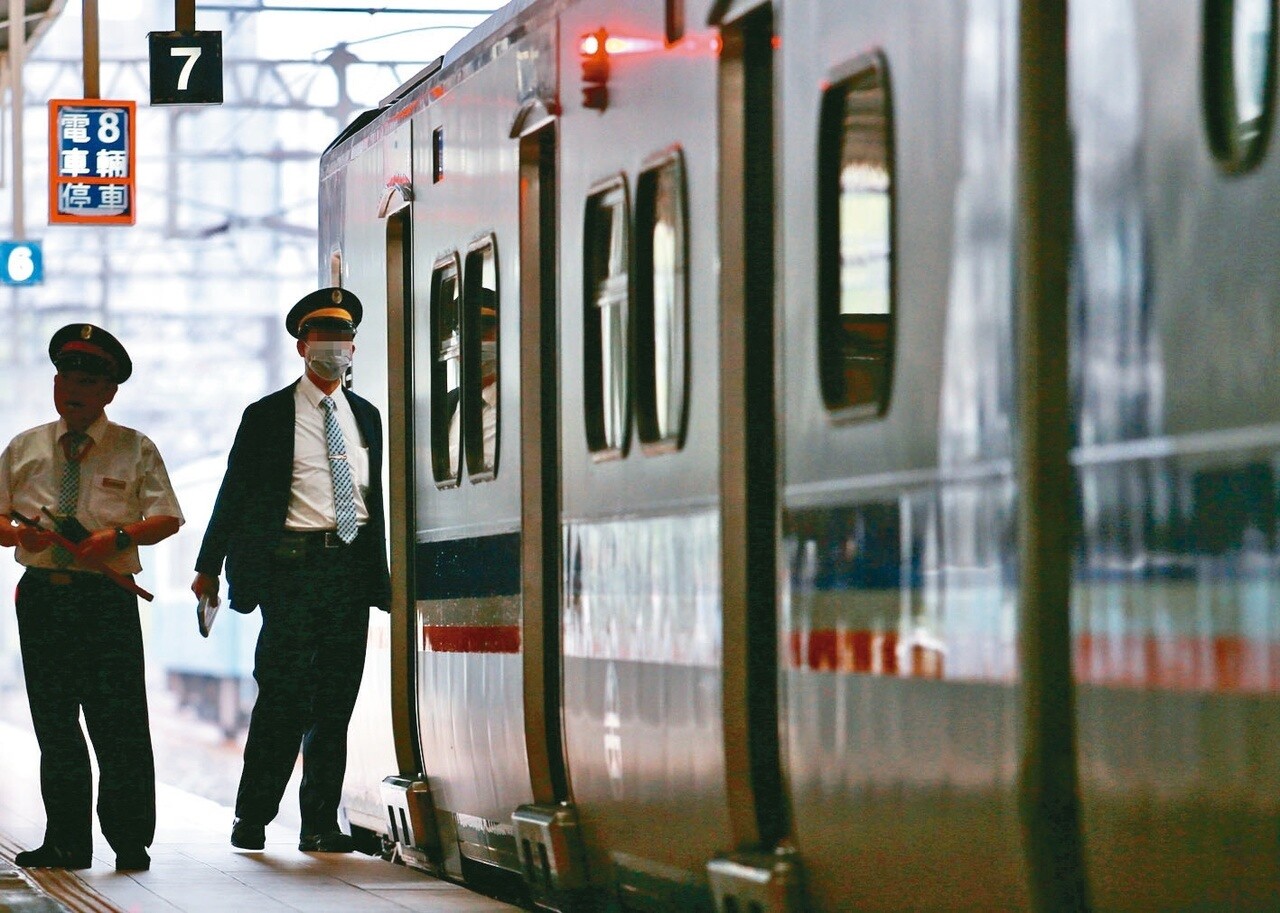 台鐵新左營站今午驚傳一列貨物列車調車時，一節守車車廂竟「溜逸」脫離滑走，一路「無人駕駛」從新左營站滑到內惟、美術館站間，滑行約4公里遠。台鐵示意圖，非當事人。報系資料照／記者許正宏攝影