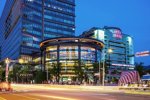 松山車站廣場預售新案「信松廣場」登場前,周邊開出世貿3館、京華城、大南港等台北3大世界標案,總計966億元投資額力拱地段未來價值。