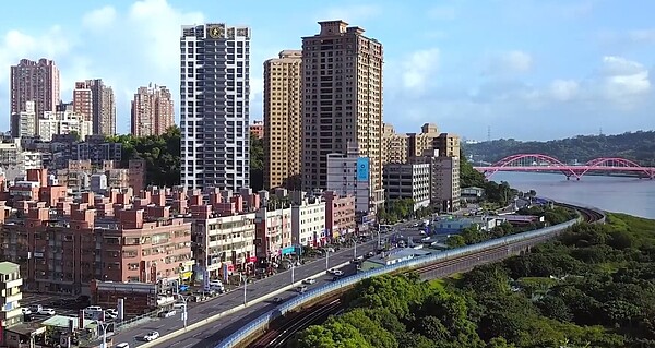 漢皇丰川鄰近淡水河畔,河景成了建案一大賣點。圖/截自漢皇丰川宣傳影片