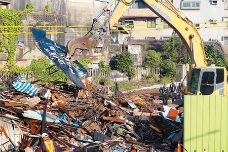 台南市鐵路地下化「前鋒路張家」拆除工程，於11日上午6時半開拆。（李宜杰攝）