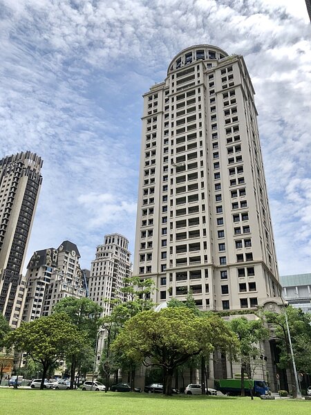 「聯聚信義大廈」於2009年落成,完工距今11年,仍保持中部豪宅社區排行榜首。記者宋健生/攝影