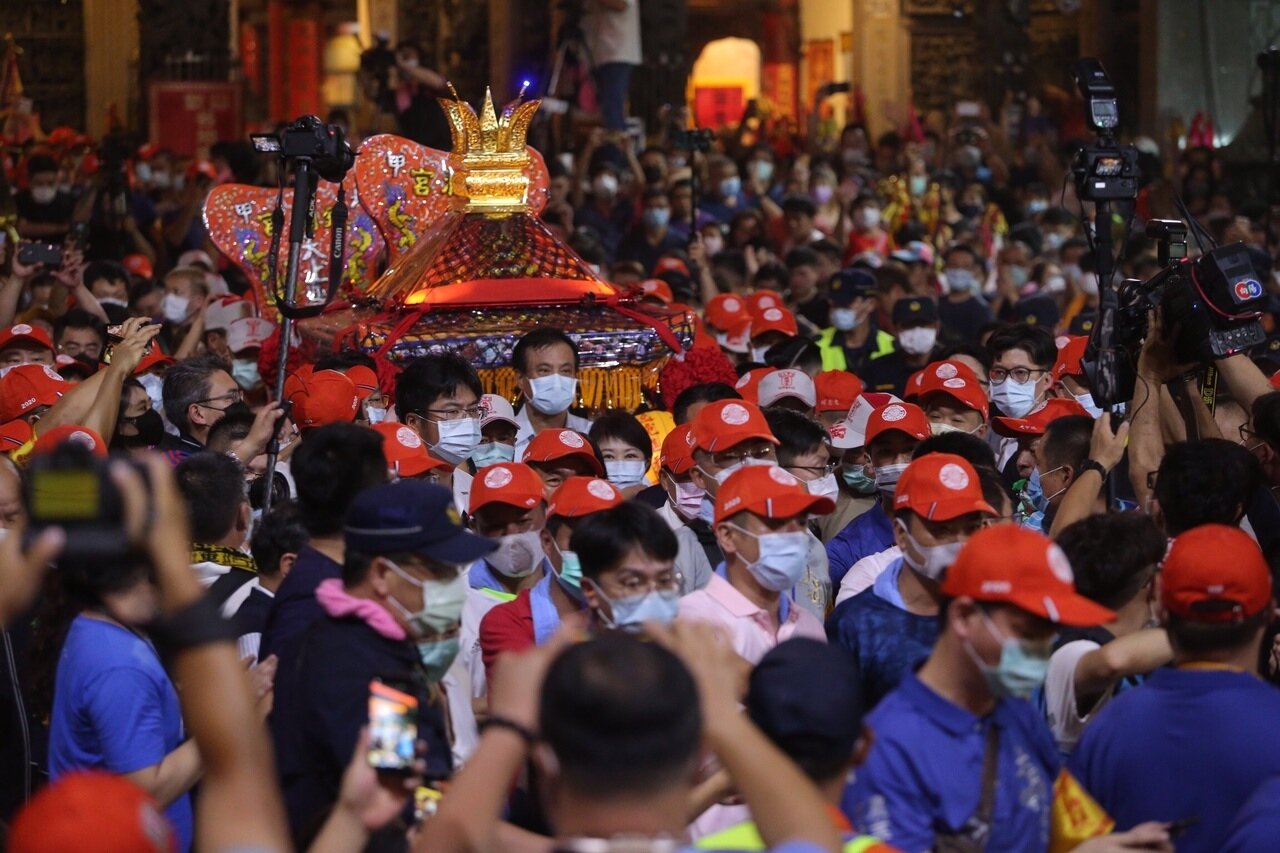 大甲媽祖起駕，今年以最快速度不到3分鐘，跨出廟門。記者黃仲裕/攝影