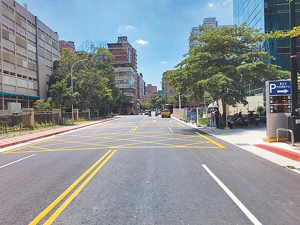 內科洲子街拓寬完工,原本為3車道拓寬至4車道。(北市新工處提供)