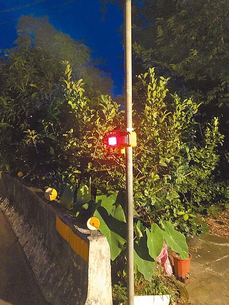新北市議員廖宜琨、彭成龍、蘇泓欽撥用議員配合款，供三峽分局在三鶯危險路段增設「太陽能閃爆式紅藍警示燈」。（新北市三峽警分局提供／張睿廷新北傳真）