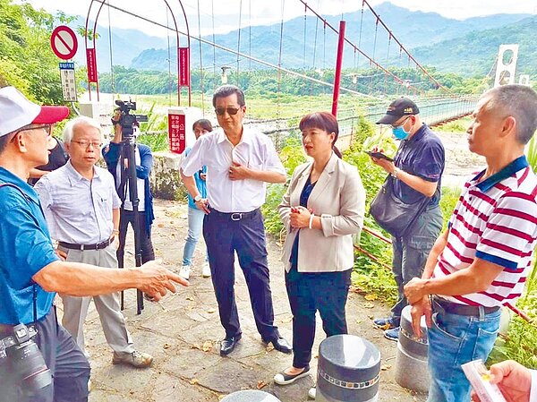草屯鎮公所11日與中央主管單位會勘雙十吊橋。（行政院中辦提供）