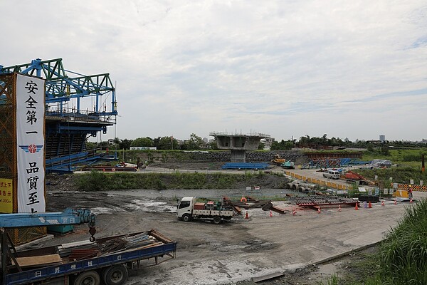 連通宜蘭市與員山鄉的新城橋,因需配合新版公路橋梁耐震設計規範等,展延到今年12月2日完工。圖/陳歐珀服務處提供