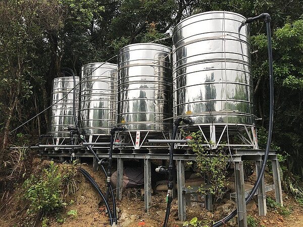 新北市深坑區公所增設儲水塔及送水管,解決部分民眾用水問題。圖/新北市水利局提供