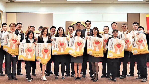 台南的永慶不動產協助創世基金會募集發票,6月1日到7月31日止到門市捐3張發票,就可以免費獲得一個口罩收納夾。圖/永慶房產集團提供