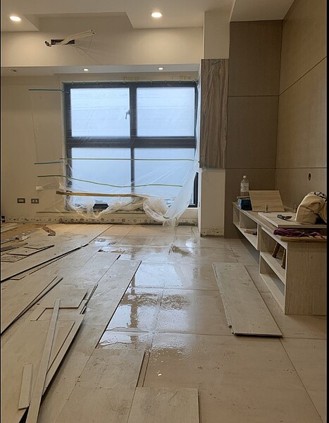 大龍新城國宅2月才風光啟用,卻有不少住戶反映缺失很多,甚至還有住戶裝潢掀開地板發現有一大灘積水。圖/北市議員陳怡君辦公室提供