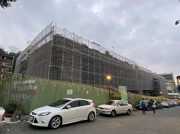 力麒建設在日月潭興建五星級飯店，位置緊鄰伊達邵碼頭。照片力麒建設提供