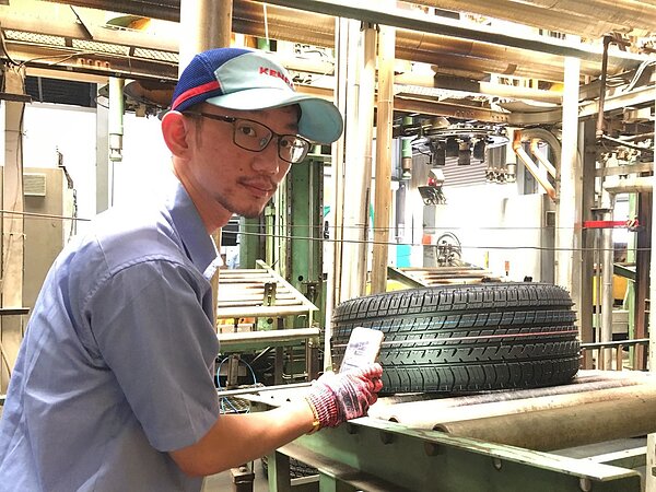 台西鄉青年林士凱運用「跨域就業津貼」,安心到外鄉找到自己最愛的工作。圖/虎尾就服中心提供