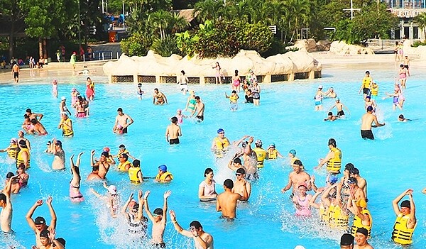 歡慶20周年馬拉灣、摩天輪兩人同行第二人20元。圖/截自馬拉灣官網