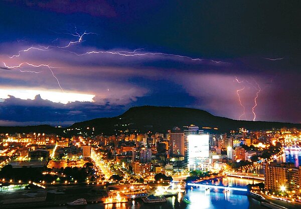 台灣今明兩天受到鸚鵡颱風外圍環流影響,花東與恆春半島偶有陣雨,各地山區午後有雷陣雨,局部單點雨勢還是可能較強,如午後要前往山區,要注意山洪暴發,溪水暴漲與閃電雷擊。圖/聯合報系資料照片
