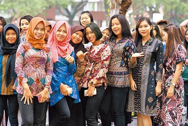 境外生返台時間未定,引發高教界恐慌,67所公立大學昨發表聲明,籲中央將大學校院境外生列為首批准予入境對象。圖為醒吾科大印尼學生合影。(醒吾科大提供)