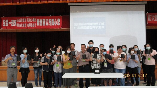 台南市新營區公所教導民眾自製誘捕桶。圖/公所提供