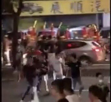 一群黑衣人追上前找大甲媽36執士理論。圖片截自黑色豪門企業臉書社群影片