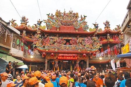 拱天宮13日向白沙屯媽祖擲筊請示,獲同意恢復庚子年北港進香活動,預計下周再向媽祖請示出發日期。(何冠嫻攝)