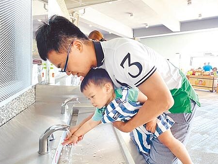 受到疫情影響，民眾勤洗手，今年桃園市5月31日至6月6日僅117人次因腸病毒就醫。（賴佑維攝） 