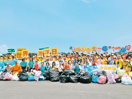 台南市環保局13日上午於將軍漁港舉辦淨港淨海活動，300多人參與，清出310公斤垃圾。（劉秀芬攝）