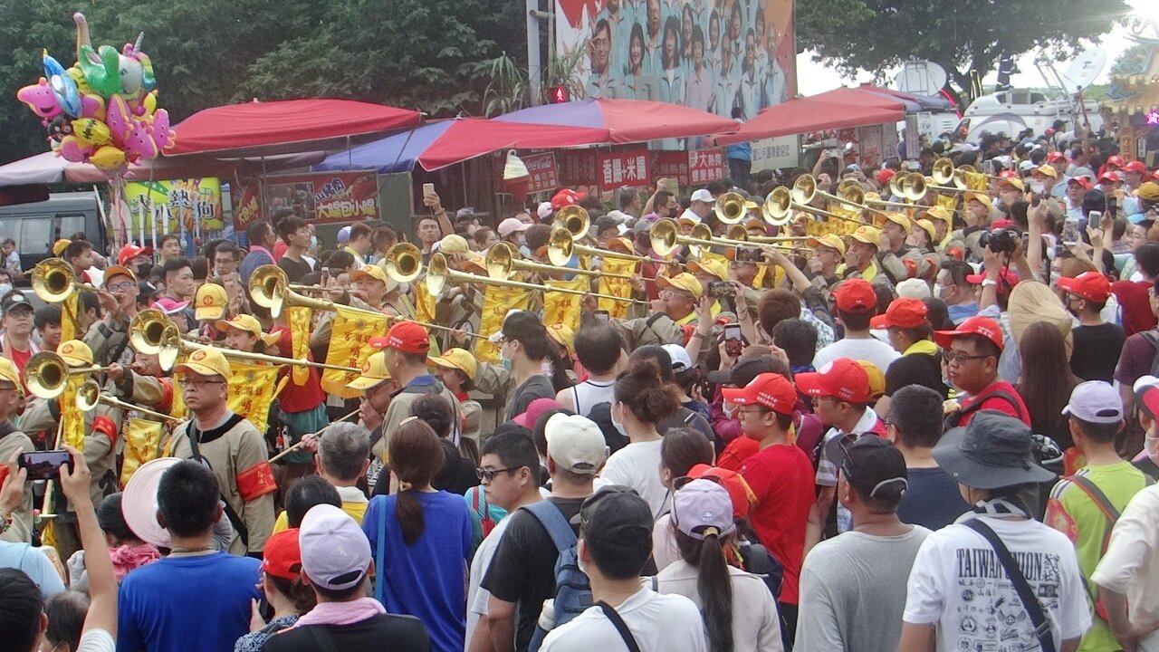 大甲媽祖鑾轎昨天進入雲林縣，民眾熱情簇擁（圖）。顏清標現身掌轎，民眾為他高喊加油，他揮舞斗笠向大家致意。記者蔡維斌／攝影
