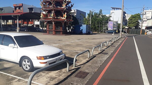 台南市有廟宇自劃停車格做收費停車場，引發爭議。記者周宗禎／攝影