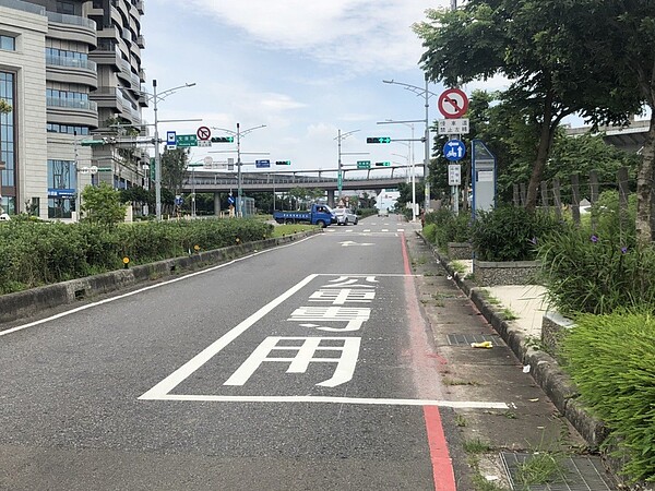 桃園市部分公車站牌未畫公車停靠區，卻畫紅線禁止停車，導致公車違停載客，屢遭檢舉挨罰，交通局已塗銷中壢區10處公車停靠區紅線改畫標準格位。圖／交通局提供