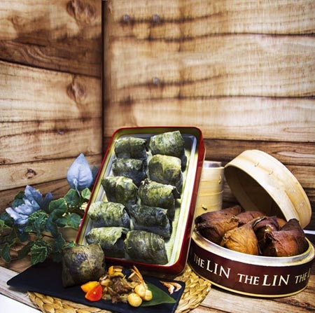 林酒店端午節主打「櫻花蝦干貝荷葉粽禮盒」，目前已熱銷逾1,500盒。圖／曾麗芳