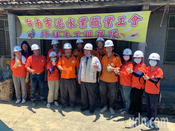 台南市泥水及電器志工在後壁區幫助弱勢勞工修繕房屋，市長黃偉哲（中）感謝辛苦奉獻。記者謝進盛／攝影