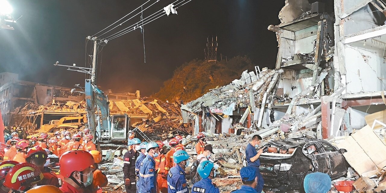 大陸沈海高速公路（溫嶺大溪段）十三日下午發生槽罐車爆炸，事故現場周邊房子幾成廢墟。（中新社）