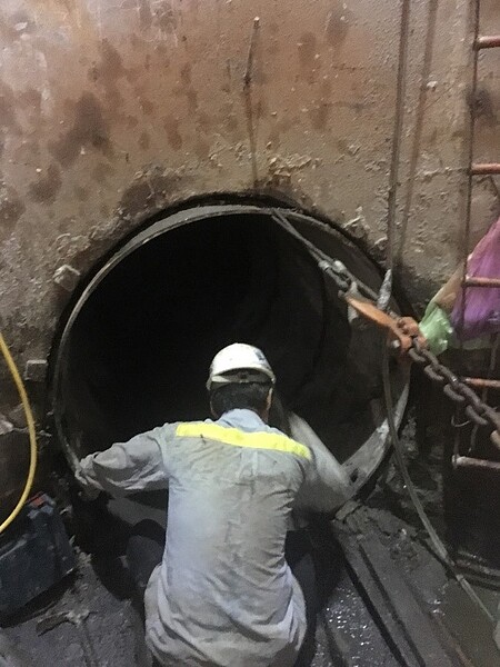 以中間工作井配合套管方式排除障礙。圖／新北市政府提供