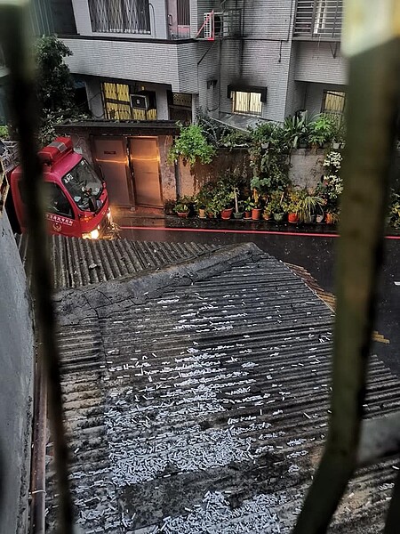 永和豫溪街一處民宅日前發生火警，目擊住戶表示，起火原因竟是有住戶亂丟菸蒂被風吹到二樓陽台，導致鐵窗上雜物燃燒。圖／讀者提供