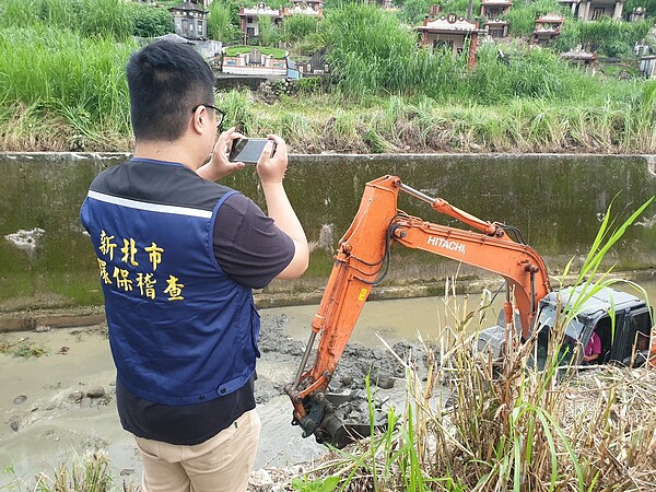 包商承攬三峽區公所河道清淤工程，因河川挖除的淤泥少，竟自行運來鄰近縣市下水道工程產出之袋裝土方及其他廢棄物充當河川疏浚清淤挖掘成果。圖／新北市政府提供