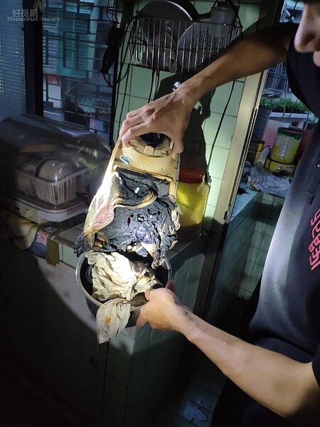 消防隊員破門而入,發現陽台雜物及果汁機正在燃燒,更有民眾反映起火原因疑似是未熄滅的菸頭被風吹進家中。圖/新北市消防隊提供