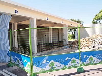 針對小靈堂牆面油漆剝落、地板龜裂、夏季日曬悶熱、雨季漏水等情形,進行獨立空間及設備環境改善。圖/台中市政府民政局提供